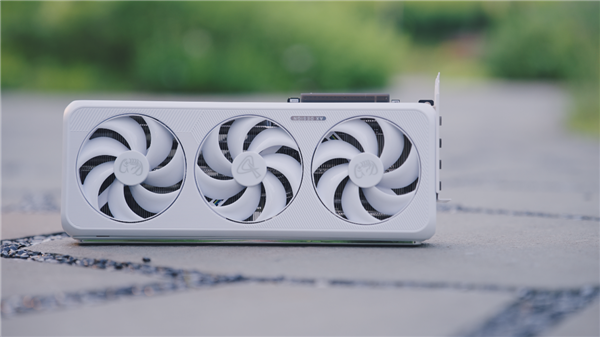 越级规格！电竞叛客RTX 5070 Ti X3W MAX性能评测