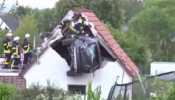 德国出现离奇车祸 腾空撞到3米高屋顶：深深嵌入墙壁中
