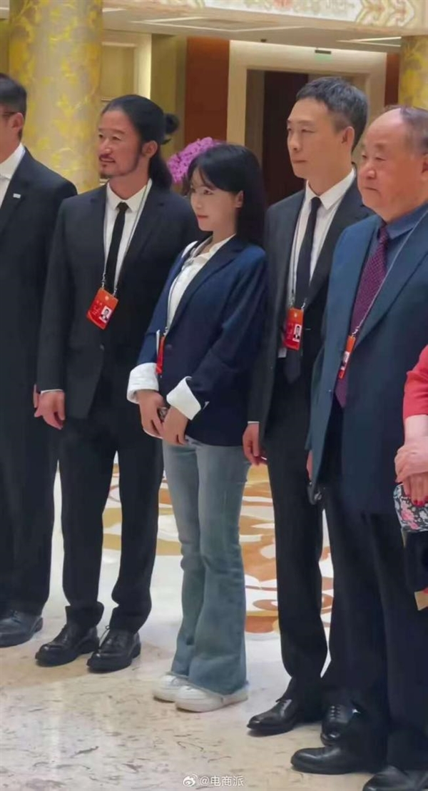 李子柒现身文明大会 与莫言、吴京、张译同框 大合照站C位