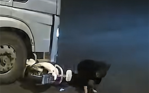 半挂车转弯撞倒骑车女子！责任判定大快人心