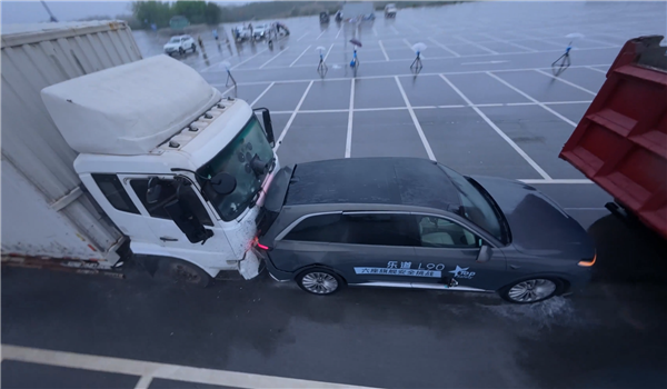 蔚来乐道L90成功挑战雨天货车高速前后夹击碰撞：座座皆安全