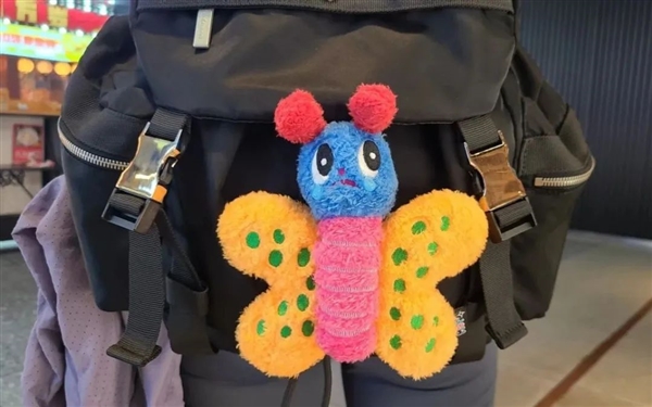 为什么好多人包上都要挂一个玩偶