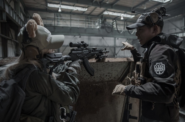 国外美女Cos《逃离塔科夫》角色：颜值高 身材超棒