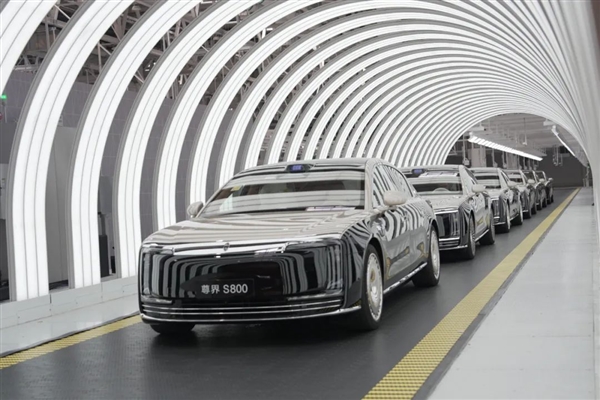 国产百万豪车显威！消息称华为鸿蒙智行新增订单1万+：尊界占近10% 大客户狂买