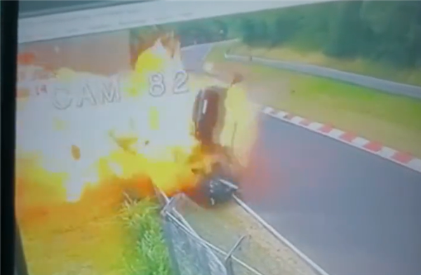 纽北赛道现严重事故！宝马M2怼上保时捷911 GT3 RS：瞬间爆燃