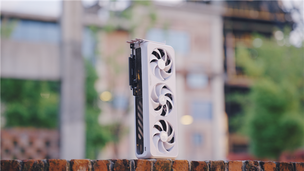 越级规格！电竞叛客RTX 5070 Ti X3W MAX性能评测