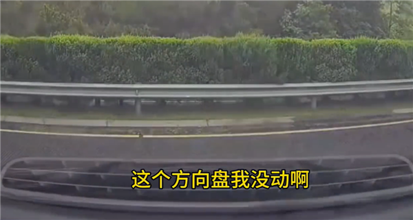 雨天车速120km/h连转两圈撞护栏 女司机：我没动方向盘啊