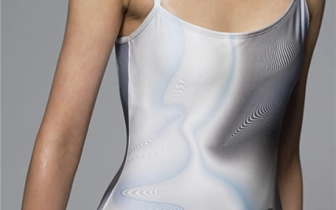 女子网购泳衣走光后被告知不能游泳 商家：海边度假泳衣