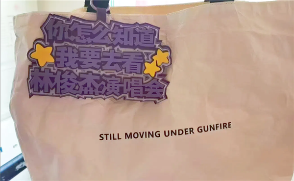 为什么好多人包上都要挂一个玩偶