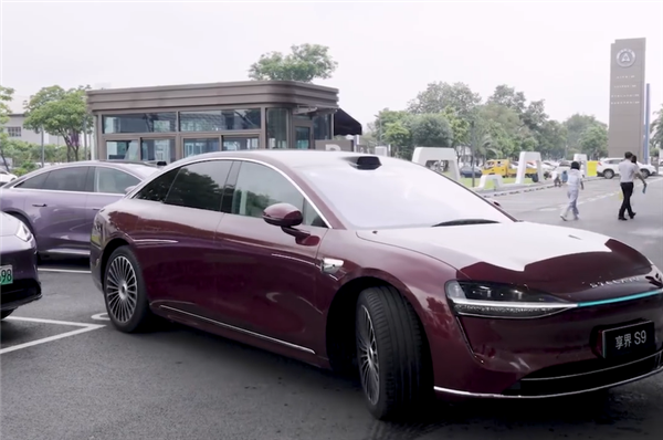 余承东：鸿蒙智行累销超80万辆 智驾辅助里程16亿公里