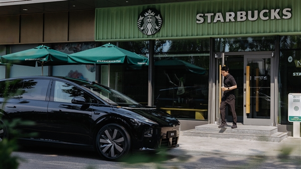 黑武士版理想i8官曝 李想本人当车模：手拿一杯星巴克