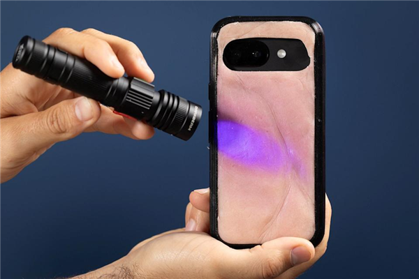 英国发明“人皮手机壳”：遇紫外线变色 阳光下会像人皮一样晒伤