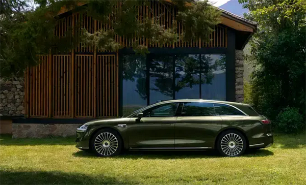  余承东现身享界S9T试驾现场：展示智慧电门、尾门功能