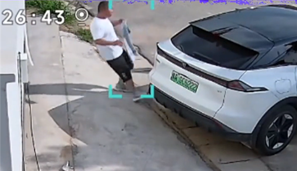 男子坐深蓝汽车里25秒被臭味熏晕倒 4S：查出蓄电池漏液