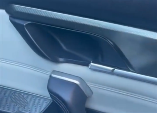 乘客质疑网约车靠坏门把手牟利 网友爆料：司机今天赚了500