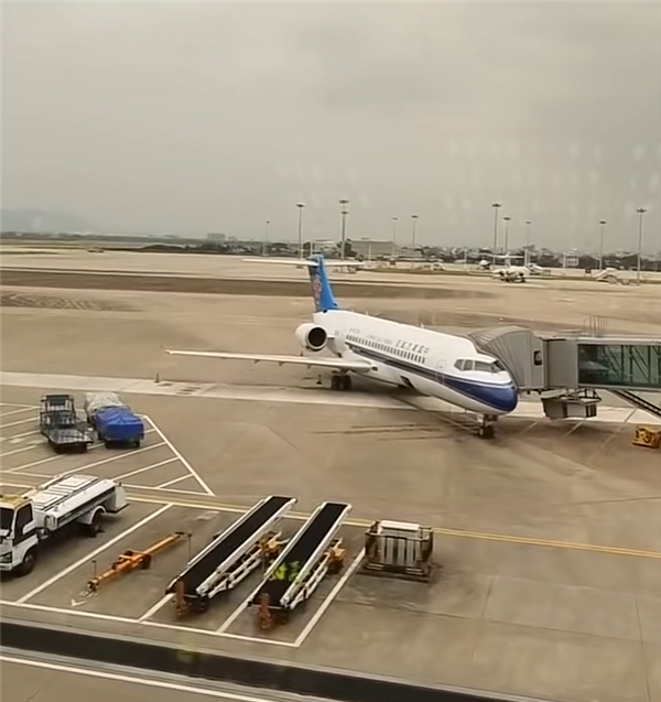 揭阳潮汕机场跑道遭雷劈损坏 多趟航班延误或取消：目前已修复