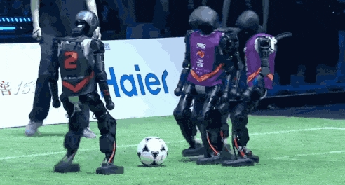 首届国产机器人足球赛：最忙的是担架