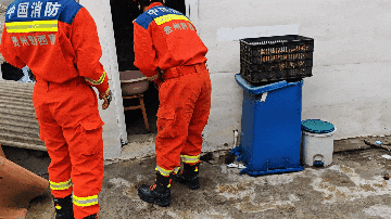 贵州一农村厕所惊现1米长眼镜蛇 被抓捕时“嘶嘶”威胁