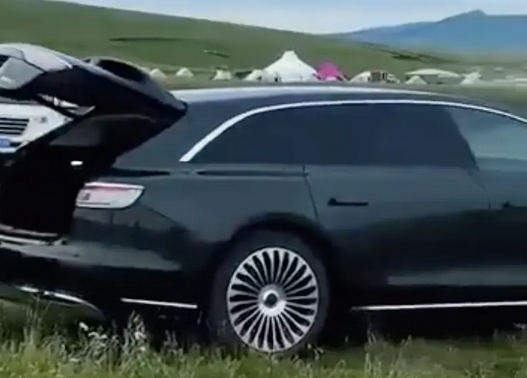  余承东现身享界S9T试驾现场：展示智慧电门、尾门功能