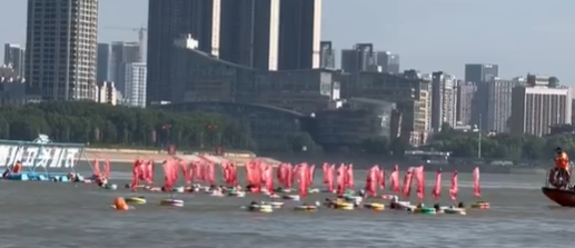 6000米！75岁大爷连续16年横渡长江