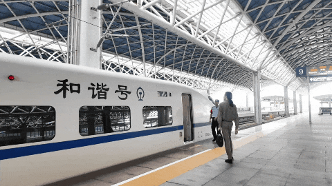 伊朗小哥每天坐中国高铁通勤：工作人员都认识我了