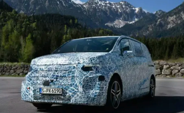 出手即标杆！奔驰纯电8座MPV测试车首次现身