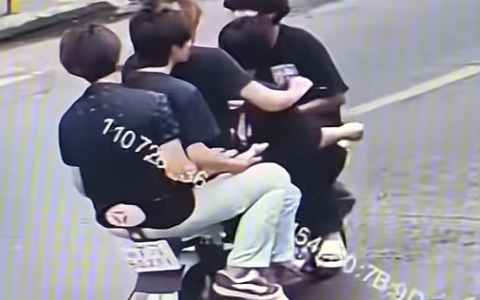 5位精神小伙无视安全上演“印度绝技”！电动车：为我发声