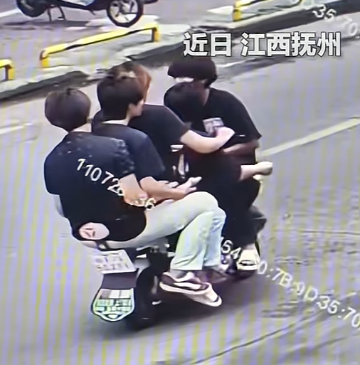 5位精神小伙无视安全上演“印度绝技”！电动车：为我发声