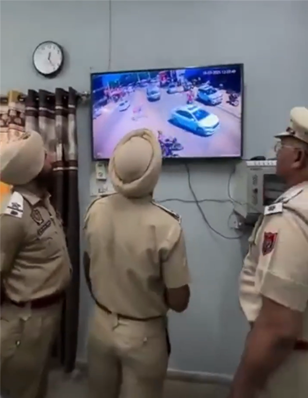 印度交警对着监控视频测超速：还开了罚单