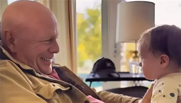 好莱坞硬汉痴呆症病情加重：曾演《虎胆龙威》 已不能说话行走