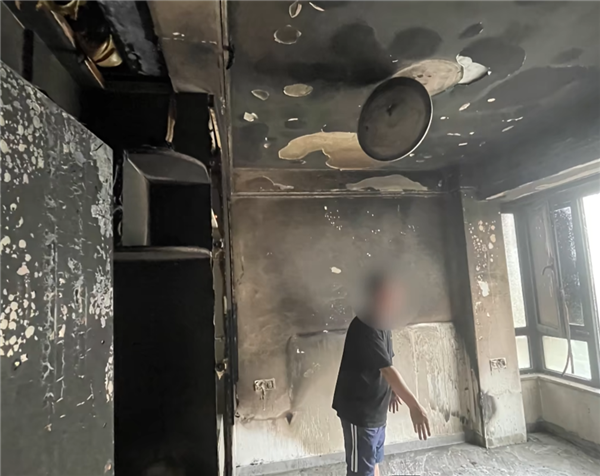 男子新买的手机充电器没拔 回家发现卧室烧了