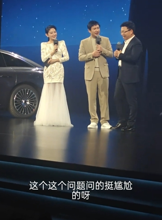 被沈腾问“为何先有车后有车标” 余承东笑答：这个问题挺尴尬 刚批准生效