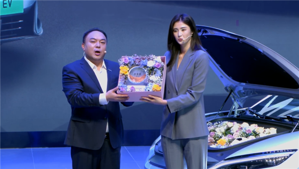 比亚迪第100万汉车主交车！女足最美门将赵丽娜