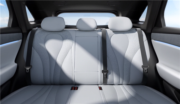 比亚迪全新中型SUV 海狮06内饰官图发布：黑白双拼中国风