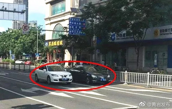 车辆“避晒式”等红灯引争议 网友吵翻很不道德自顾自己方便 交警：违法