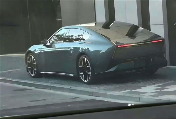 赛博未来感十足 全新小鹏P7实车曝光：首次亮灯了