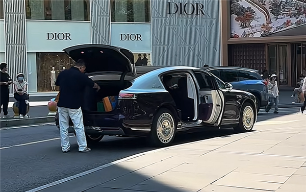 网友偶遇尊界S800实车：配专职司机、隔空关门太优雅