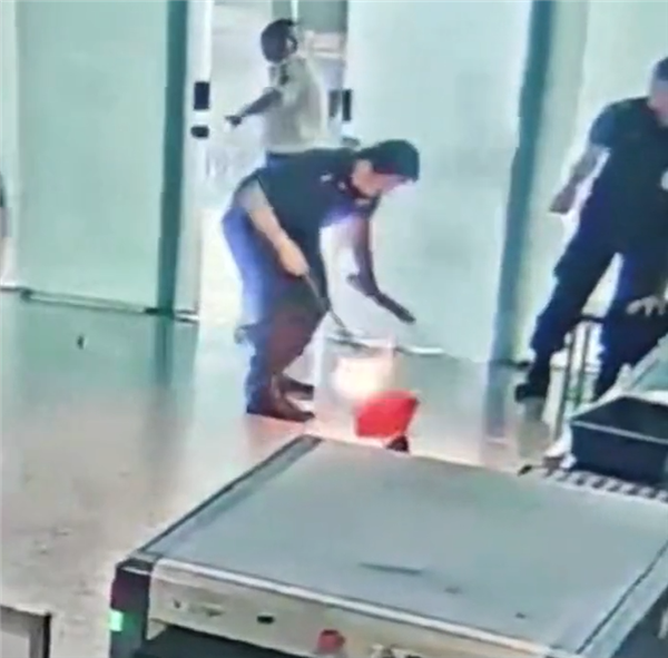 不让带上飞机 男子机场怒摔充电宝瞬间起火 被拘5日