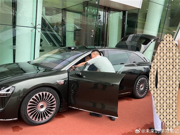 鸿蒙智行最高颜值车！余承东体验享界S9T：细节非常多