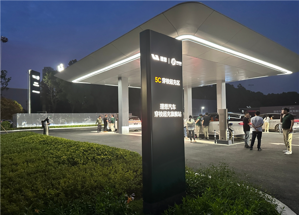 理想i8实测全国首个超充穿梭站：10分钟充满500km开走 充电堪比加油