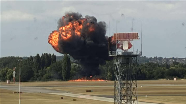 英国一小飞机起飞时坠毁：现场燃起巨大火球 伤亡不明