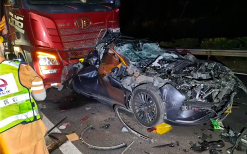 实战才是硬道理！零跑C11被半挂前后夹击撞报废 车上两人均没事