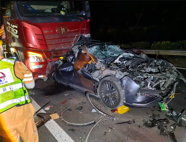 实战才是硬道理！零跑C11被半挂前后夹击撞报废 车上两人均没事