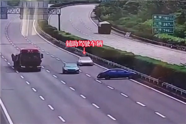 爆胎不拉手刹遇上盲信辅助驾驶 高速上两车撞成一团
