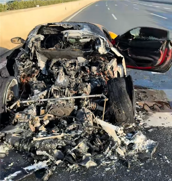 法拉利高架桥上起火 女驾驶员浑然不知：一路跑一路烧