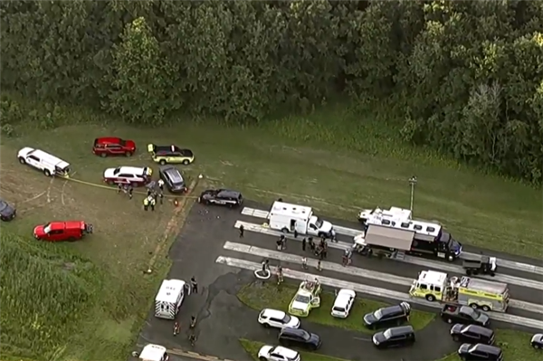 美国一跳伞飞机起飞时坠毁：机上载有15人 已致多人受伤