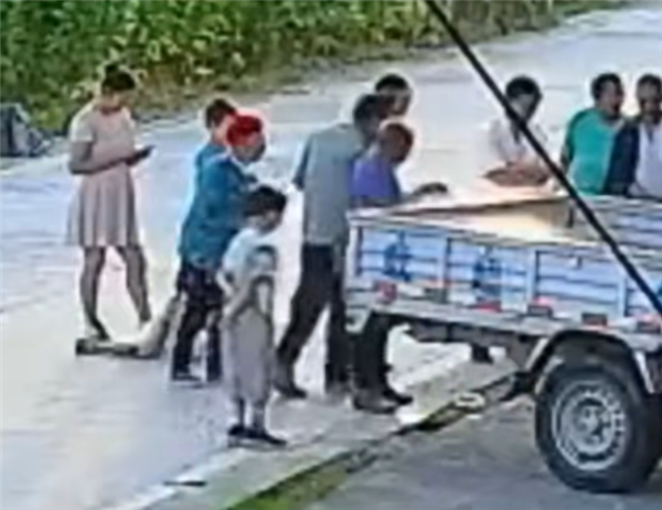 女子误将乙醇当汽油加入油箱 男子为验证点燃乙醇引发爆燃