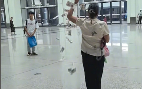 女子高铁站边走边撒纸币 撒了好几轮都被人捡走 背后原因成谜