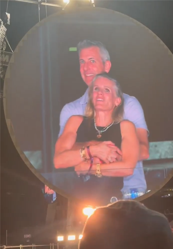 演唱会搂抱HR画面被疯传 美国IT公司CEO拜伦辞职