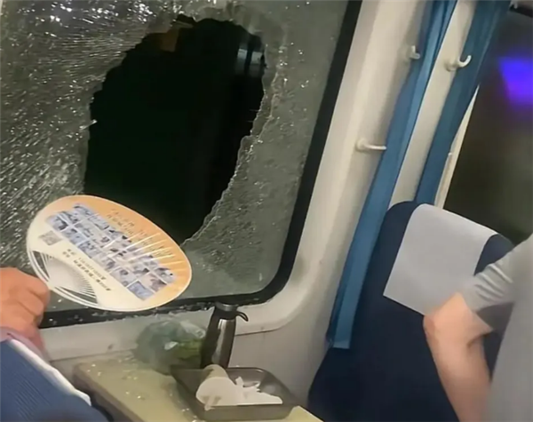 列车停滞乘客砸窗通风 律师：属紧急避险 无需担责